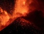 Khoảnh khắc núi lửa Etna phun trào, nhuộm đỏ bầu trời Italia