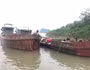 Bắt quả tang 2 tàu tải trọng hàng trăm tấn, khai thác cát trái phép trên sông Hồng