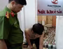 Hà Nội: Phát hiện lượng lớn mỹ phẩm lậu, rượu "Ba Kích"  trong nhà vệ sinh 