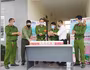 Ấm nghĩa tình cùng lực lượng công an chống dịch Covid-19