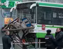 Xe buýt lao vào điểm đón trả khách ở Matxcơva