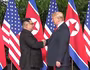 Tổng thống Donald Trump và nhà lãnh đạo Triều Tiên Kim Jong-un vui vẻ bắt tay trước khi vào phòng họp