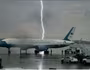 Chuyên cơ Air Force One của Tổng thống Trump suýt bị sét đánh