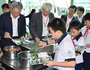 Để các trường tiểu học kiểm soát tốt hơn chất lượng bữa ăn bán trú
