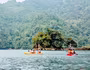 Thưởng ngoạn khung cảnh non nước hữu tình bằng thuyền kayak