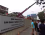Video cần cẩu tuyến metro Nhổn - ga Hà Nội đổ vật, đè vào nhà dân