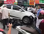 Đâm va liên hoàn, "ngoạm" xe máy vào gầm ô tô: Các nạn nhân may mắn chỉ bị thương nhẹ