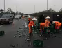 Xe tải bị lật, hàng nghìn vỏ chai bia vỡ nát văng khắp mặt đường