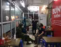 Công an cơ sở nhắc nhở, đề nghị các hàng quán đóng cửa để phòng dịch Covid 19