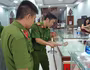 Khởi tố đối tượng đập tủ kính tiệm vàng trộm dây chuyền