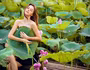 Ngỡ ngàng với vẻ đẹp của cô gái Ukraina bên sen Hồ Tây