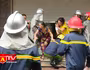 Cảm động hình ảnh lính PCCC băng mình qua lửa cứu người dân mắc kẹt