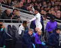 Bị HLV Mourinho thay ra, sao Tottenham tức giận ném đồ phản ứng