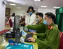 [Ảnh] Công an quận Thanh Xuân đến tận nhà cấp căn cước gắn chíp cho nhân dân