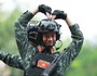 Người dân phấn khích khi chiến sĩ Cảnh sát 'thả tim' trên xe diễu hành