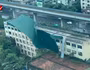 Khoảnh khắc gió mạnh "giật'' tung mái tôn tòa nhà ở quận Thanh Xuân