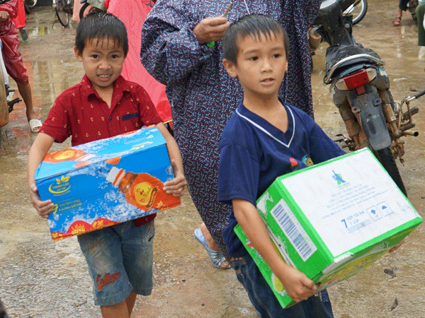 Nhân dân vùng lũ Quảng Bình đón nhận niềm vui 