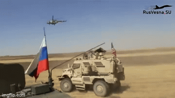 [VIDEO] Trực thăng Nga bay lượn trên đầu xe thiết giáp Mỹ tại Syria