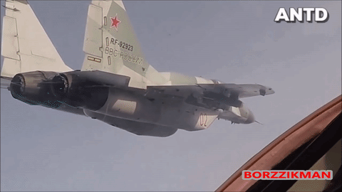 'Quái điểu lưng gù' MiG-29SMT lập đội hình chữ Z trên bầu trời Moscow