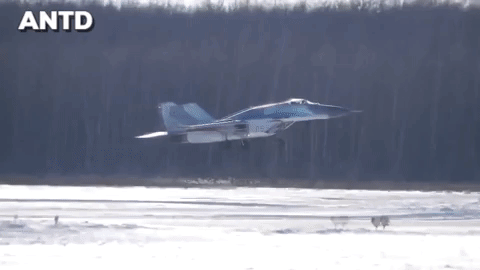 'Quái điểu lưng gù' MiG-29SMT lập đội hình chữ Z trên bầu trời Moscow