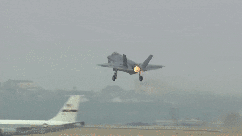 Cận cảnh quá trình nạp vũ khí cho chiến đấu cơ F-35B Lightning II