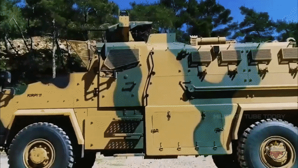 Thiết giáp Kirpi Thổ Nhĩ Kỳ sản xuất phối hợp T-80BV phản công quân Nga tại Kherson 