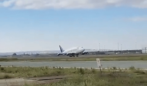 Máy bay Boeing 747-400 Dreamlifter rụng bánh khi cất cánh