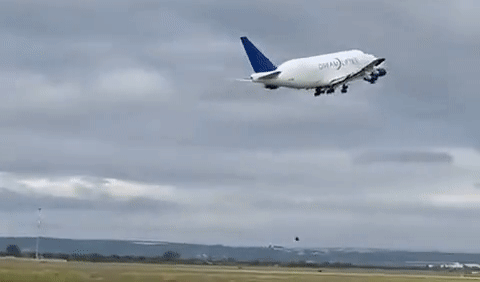 Máy bay Boeing 747-400 Dreamlifter rụng bánh khi cất cánh
