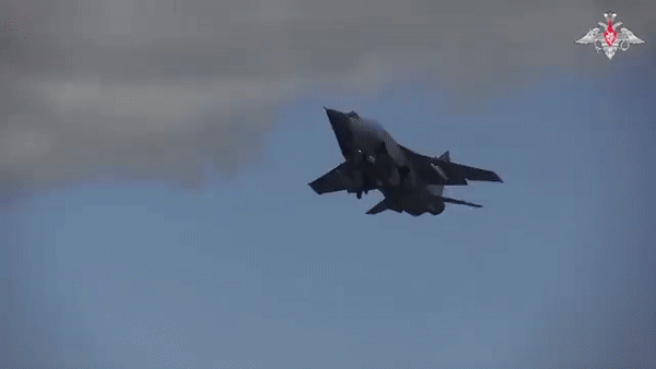 Tiêm kích MiG-31 Nga đã bắn rơi cường kích Su-24 Ukraine thế nào?