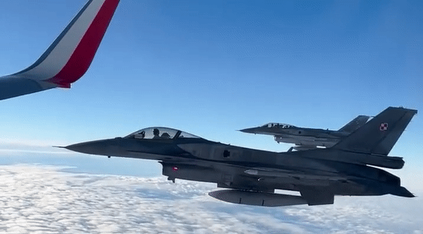 Tiêm kích F-16 Ba Lan hộ tống máy bay chở đội tuyển dự World Cup