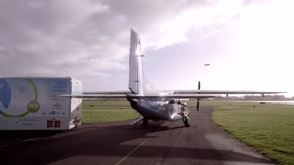 Máy bay chạy bằng hydro lớn nhất thế giới cất cánh thành công