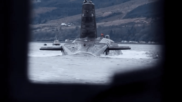 Cực nguy hiểm khi lò phản ứng trên tàu ngầm hạt nhân chiến lược Anh được sửa bằng keo dán?