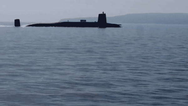Cực nguy hiểm khi lò phản ứng trên tàu ngầm hạt nhân chiến lược Anh được sửa bằng keo dán?