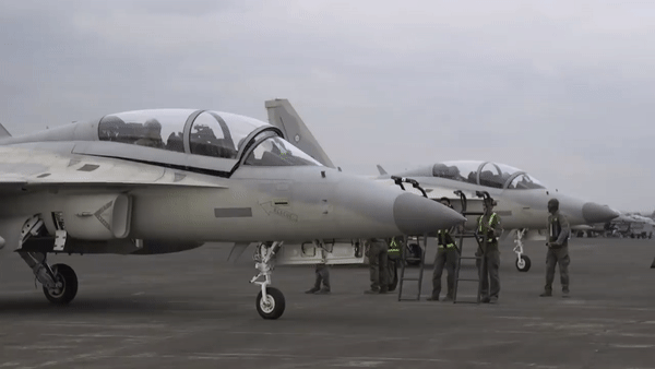 Tổng thống Philippines lên tiêm kích FA-50 thể hiện năng lực bay tuần tra biển