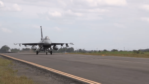 Tổng thống Philippines lên tiêm kích FA-50 thể hiện năng lực bay tuần tra biển