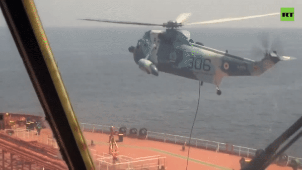Trực thăng Sea King do Mỹ sản xuất vừa thả biệt kích Iran bắt tàu dầu