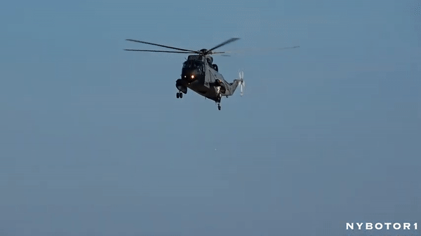 Trực thăng Sea King do Mỹ sản xuất vừa thả biệt kích Iran bắt tàu dầu