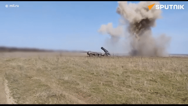 Vì sao Nga lắp mái che cho pháo phản lực 'Bão táp' BM-27?