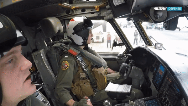 'Mắt thần' E-2 Hawkeye trên tàu sân bay của Mỹ lợi hại thế nào?