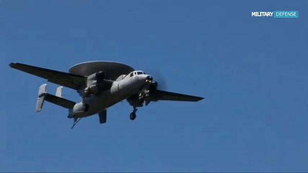 'Mắt thần' E-2 Hawkeye trên tàu sân bay của Mỹ lợi hại thế nào?