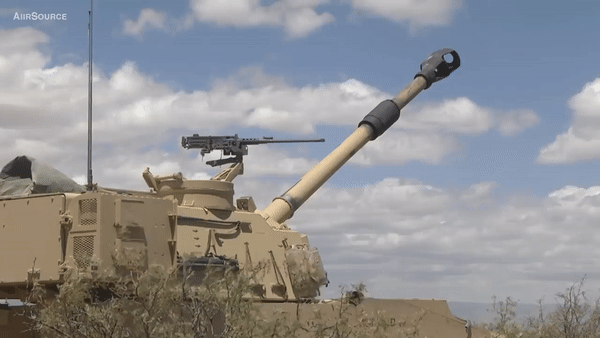 Lựu pháo tự hành M109 Mỹ trang bị giáp lồng vì sợ UAV tự sát Nga