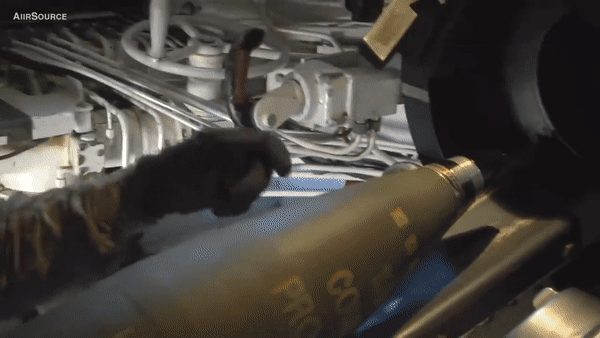 Lựu pháo tự hành M109 Mỹ trang bị giáp lồng vì sợ UAV tự sát Nga