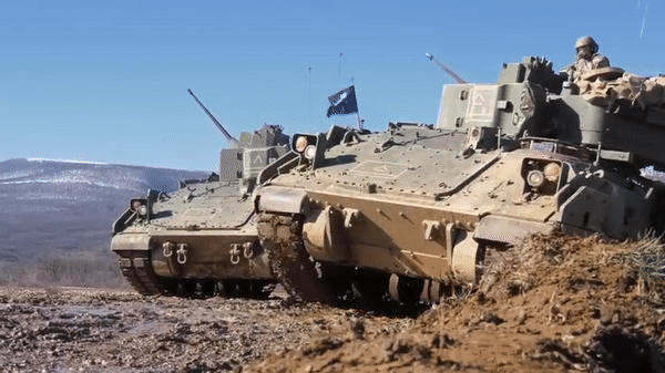 Lính Nga phấn khích vì thu được xe chiến đấu bộ binh M2 Bradley còn nguyên vẹn