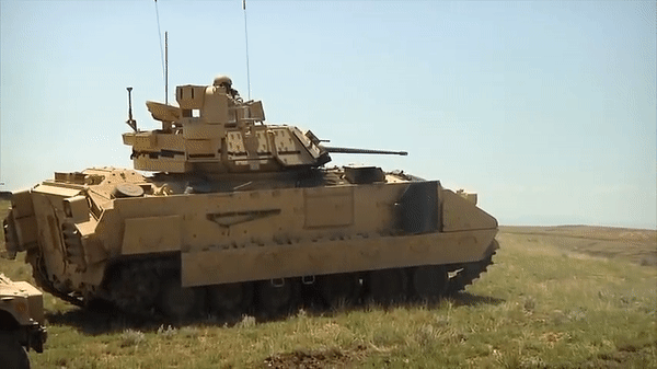 Lính Nga phấn khích vì thu được xe chiến đấu bộ binh M2 Bradley còn nguyên vẹn