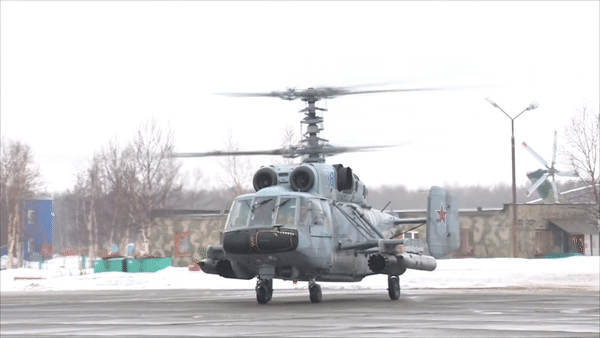 Sau khi chiến hạm bắn cảnh cáo, trực thăng Ka-29 Nga liền đổ bộ lên tàu hàng trên biển Đen
