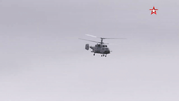 Sau khi chiến hạm bắn cảnh cáo, trực thăng Ka-29 Nga liền đổ bộ lên tàu hàng trên biển Đen