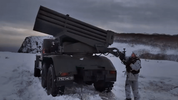 Hàng loạt pháo phản lực 'mưa đá' BM-21 của Nga được trang bị giáp lồng