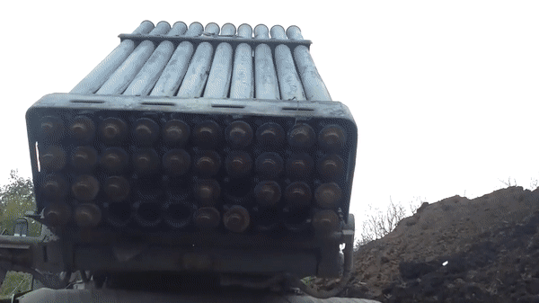 Hàng loạt pháo phản lực 'mưa đá' BM-21 của Nga được trang bị giáp lồng