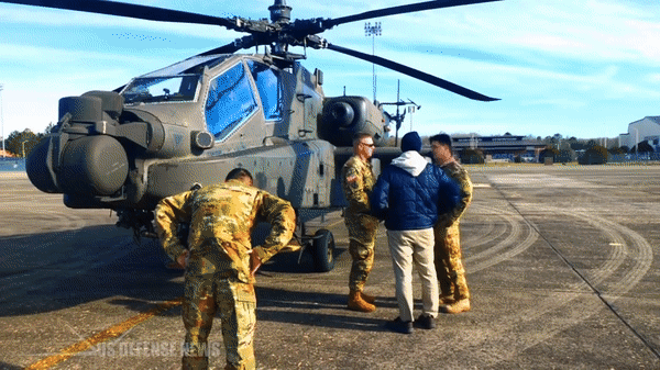 Lượng lớn trực thăng tấn công AH-64 Mỹ đổ bộ tới Hàn Quốc để làm gì?