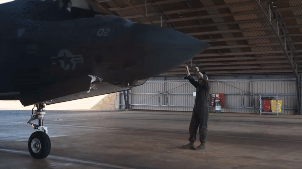 Mỹ gặp khó khăn trong việc tìm xác máy bay vì... F-35B tàng hình quá tốt